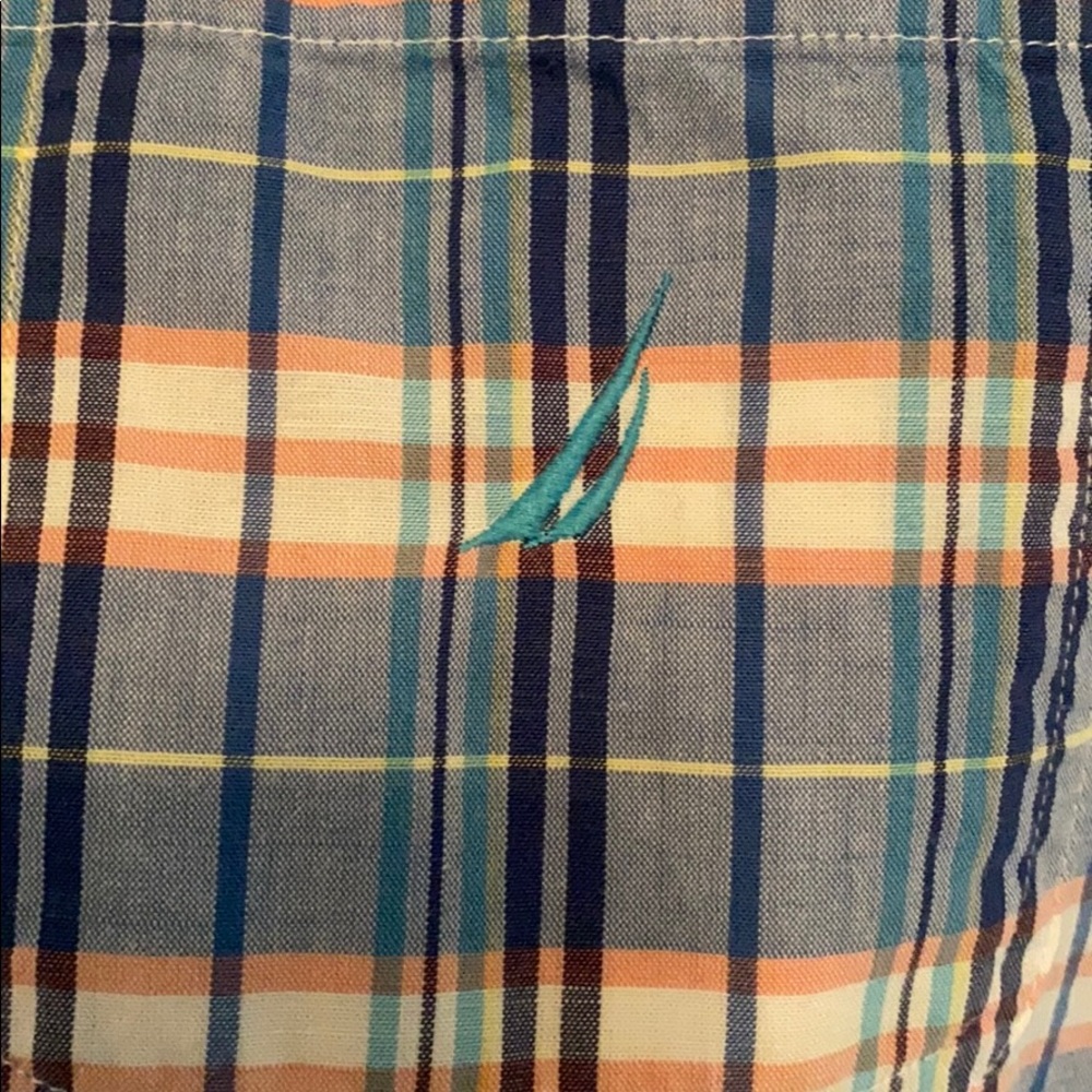 Button down - Picture 3 of 3